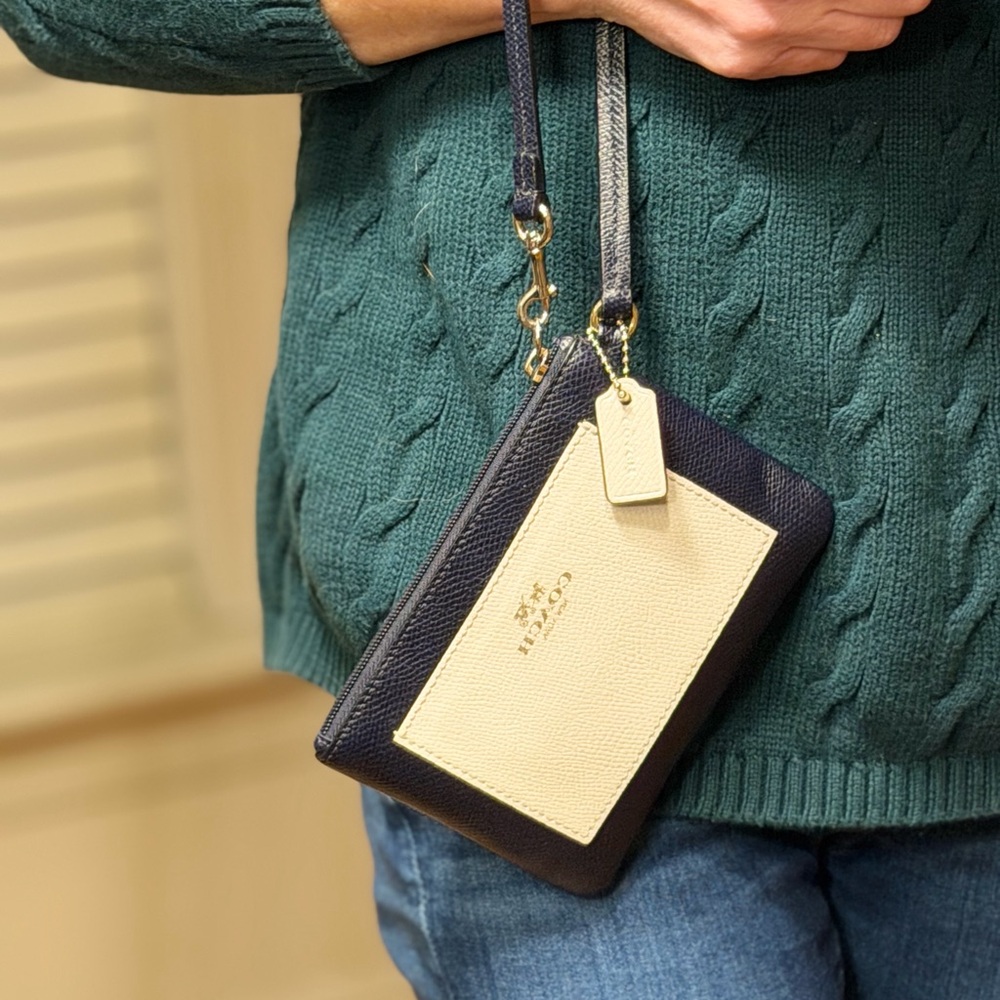Coach Classic “Old Money” aesthetic Crossgrain Leather Navy/Cream Wristlet (EUC) - Picture 5 of 17